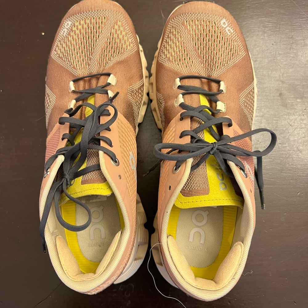 On Cloud Women’s Running Sneakers 8.5
